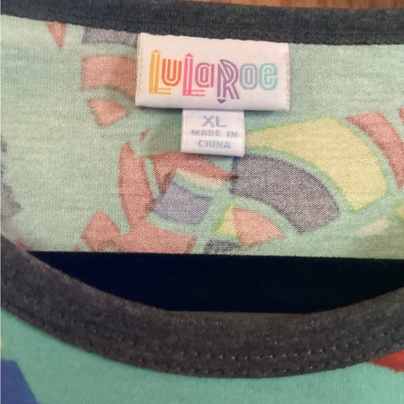 LuLaRoe Randy tee with raglan sleeves. Great shade of green! - Picture 2 of 5